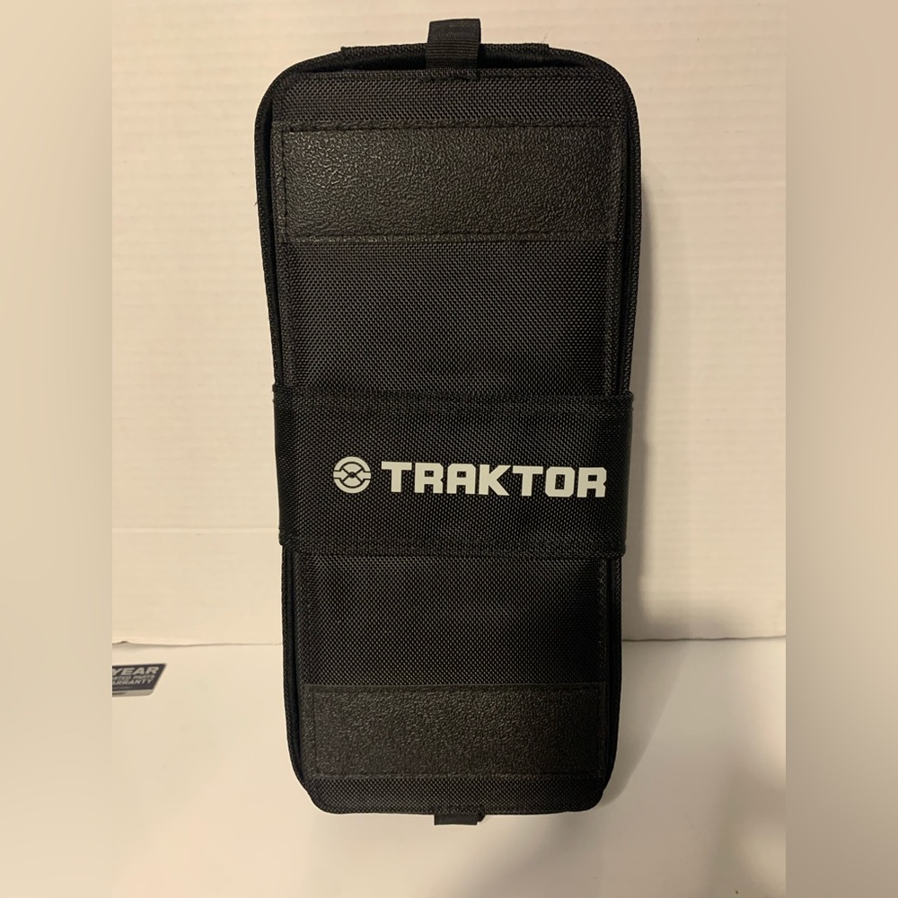 Native Instruments Traktor X1 DJ Controller with Case - Picture 7 of 7